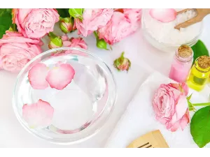 الماء المقطر وفوائده الجمالية: طرق استخدامه لبشرة صحية ومشرقة الماء المقطر وفوائده الجمالية: طرق استخدامه لبشرة صحية ومشرقة