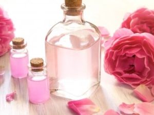 5 أسرار لاستخدام ماء الورد في نضارة وجمال البشرة العربية