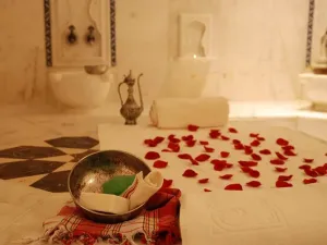 فوائد الحمّام المغربي للبشرة والجسم: تنظيف، تقشير، وتجديد