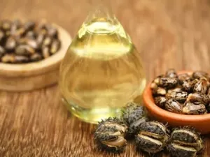 كيف تساعد فوائد زيت الخروع في تقليل التجاعيد والهالات السوداء؟