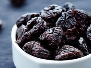 فوائد القراصيا المجففة في دعم الطاقة والنشاط اليومي