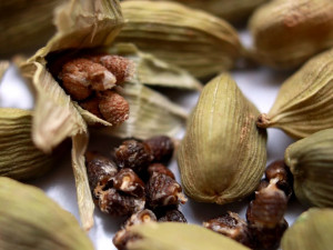 لنكهة فاخرة وفوائد متعددة: إليك طرق اختيار اجود انواع الهيل