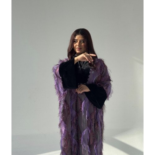 جلابية شيفون مزين بالريش مع أكمام قطيفة - أناقة لا تضاهى