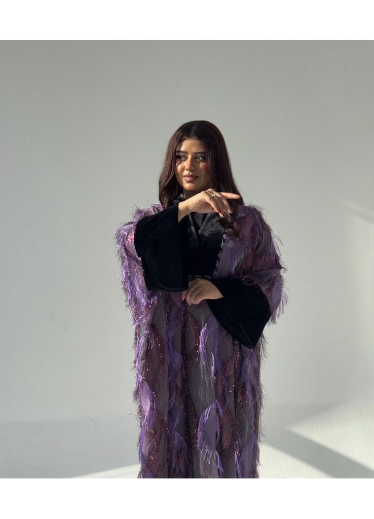 جلابية شيفون مزين بالريش مع أكمام قطيفة - أناقة لا تضاهى