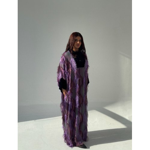 جلابية شيفون مزين بالريش مع أكمام قطيفة - أناقة لا تضاهى