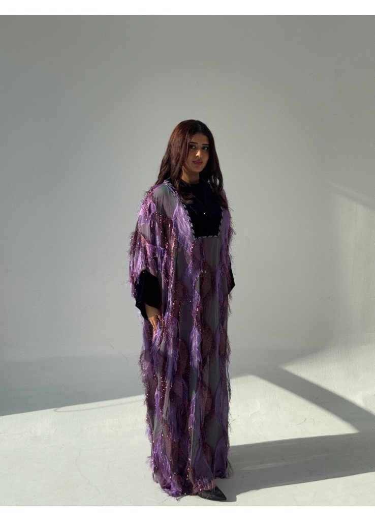 جلابية شيفون مزين بالريش مع أكمام قطيفة - أناقة لا تضاهى