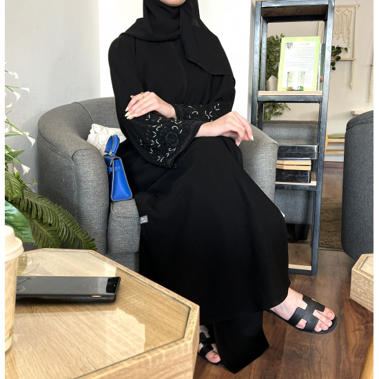 عباية 00461 أنيقة بكم تطريز يدوي باللول والخرز الياباني 