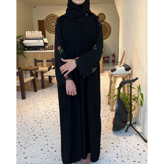 عباية 00470 بخامة كريب ملكي سواد فاحم مع كم مريح بتطريز السدو