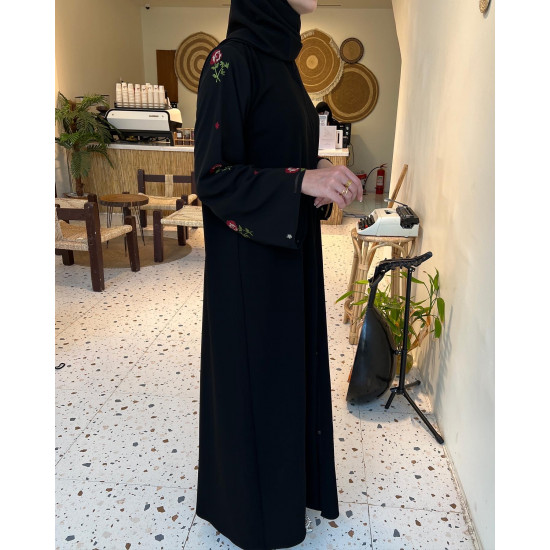 عباية 00470 بخامة كريب ملكي سواد فاحم مع كم مريح بتطريز السدو