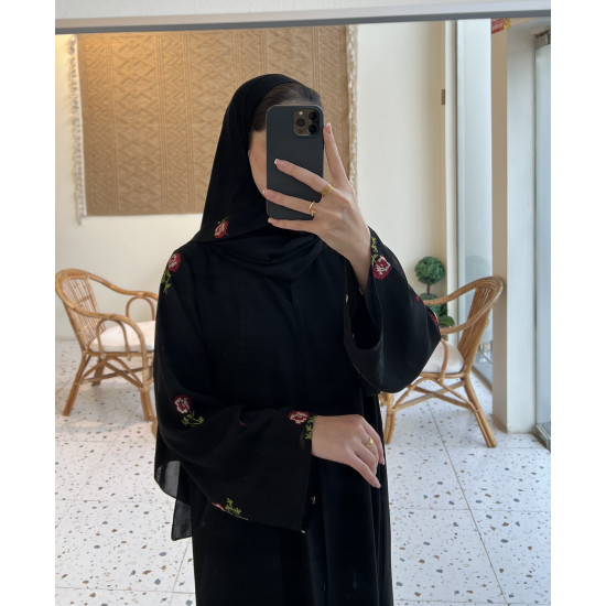 عباية 00470 بخامة كريب ملكي سواد فاحم مع كم مريح بتطريز السدو