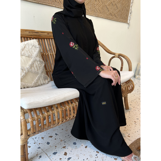 عباية 00470 بخامة كريب ملكي سواد فاحم مع كم مريح بتطريز السدو