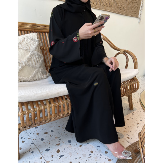 عباية 00470 بخامة كريب ملكي سواد فاحم مع كم مريح بتطريز السدو