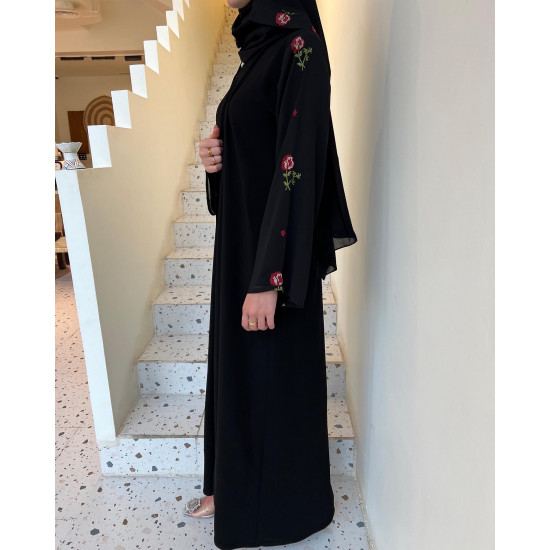 عباية 00470 بخامة كريب ملكي سواد فاحم مع كم مريح بتطريز السدو