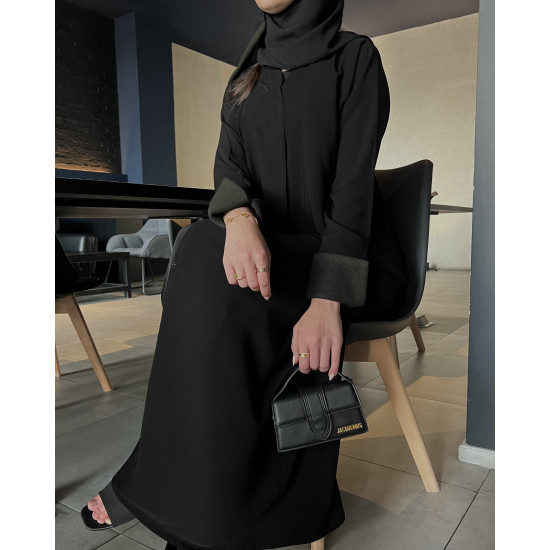 عباية  00488 كريب ملكي سواد فاحم بأكمام جوخ زيتي