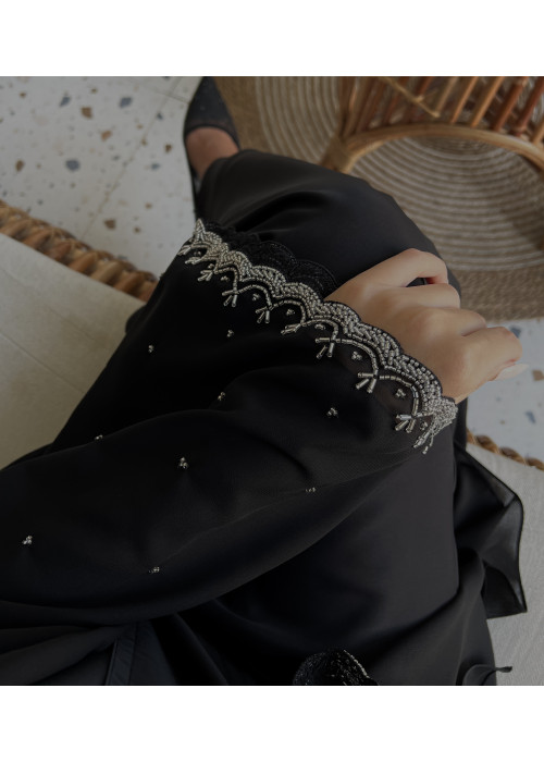 عباية  00503 بخامة كريب على حرير مع أكمام مطرزة بالخرز اللولي