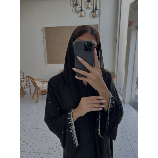 عباية  00503 بخامة كريب على حرير مع أكمام مطرزة بالخرز اللولي