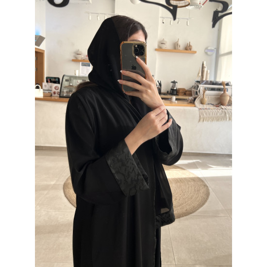 عباية  00518 ناعمة بقصة كلوش وكم مقلوب بالجاكار