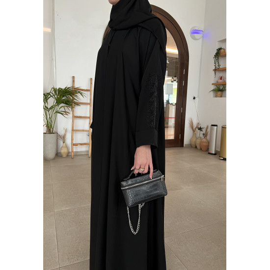 عباية  00528 ناعمة كريب ملكي مع تطريز يدوي في الأكمام 