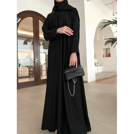 عباية  00528 ناعمة كريب ملكي مع تطريز يدوي في الأكمام 