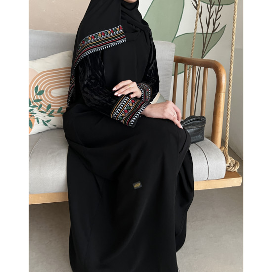 عباية  00562 مميزة بأكمام مخمل أسود مع تطريز السدو 
