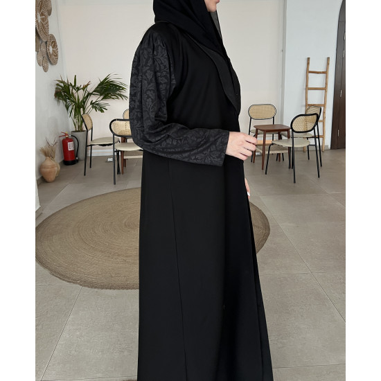 عباية  00569 أنيقة بكسرات على الكتف وبليزر من الأمام