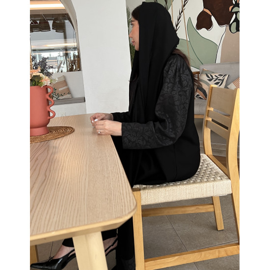 عباية  00569 أنيقة بكسرات على الكتف وبليزر من الأمام