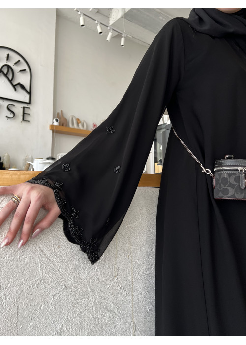 عباية  00587 مميزة مع شك وتطريز يدوي بالخرز الأسود على الأكمام والطرحة