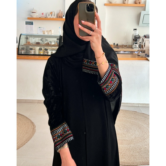 عباية  00608 مميزة بأكمام مخمل أسود مع تطريز السدو 
