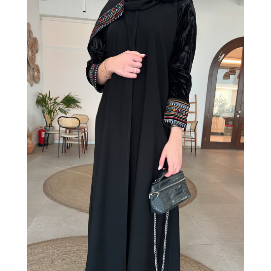 عباية  00608 مميزة بأكمام مخمل أسود مع تطريز السدو 