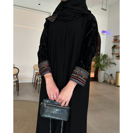 عباية  00608 مميزة بأكمام مخمل أسود مع تطريز السدو 