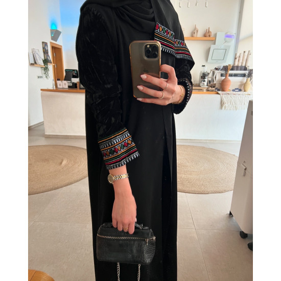 عباية  00608 مميزة بأكمام مخمل أسود مع تطريز السدو 