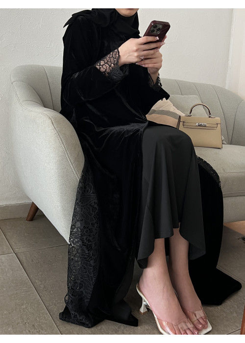 عباية  00610 مخمل مع تدخيلة الدانتيل الفرنسي باللون بالأسود 