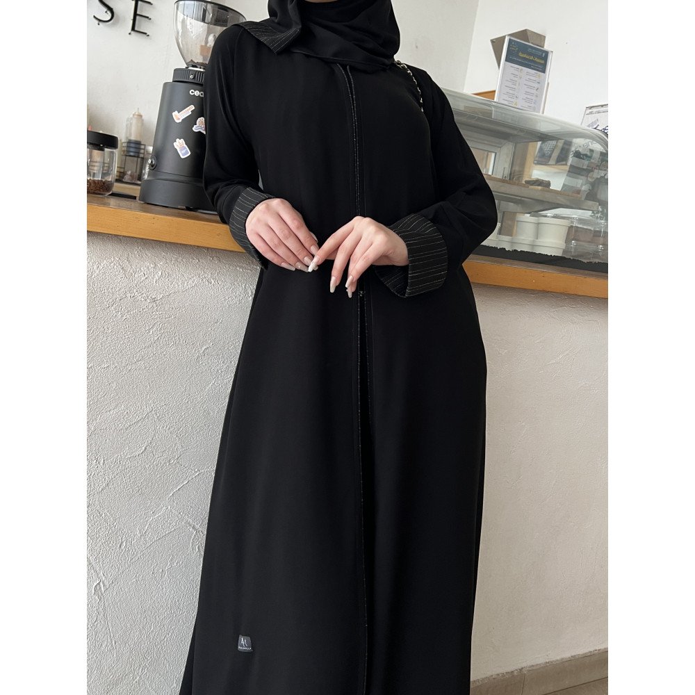 عباية  00613 عملية ورسمية بخامة كريب ملكي سواد فاحم