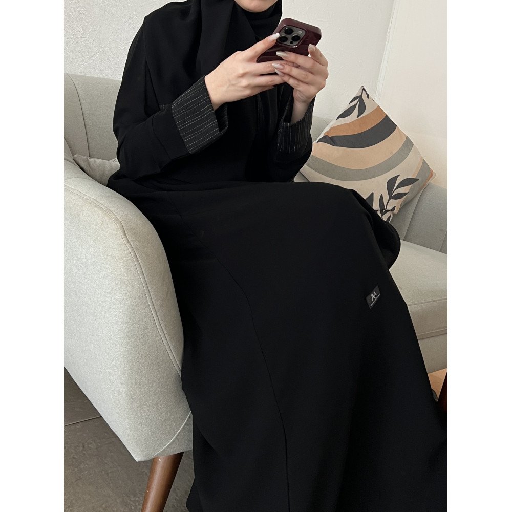 عباية  00613 عملية ورسمية بخامة كريب ملكي سواد فاحم