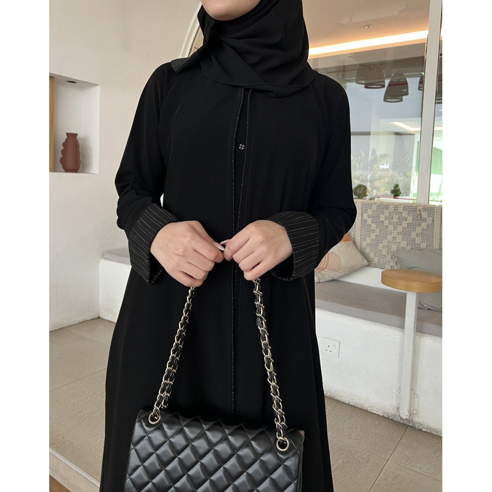 عباية  00613 عملية ورسمية بخامة كريب ملكي سواد فاحم