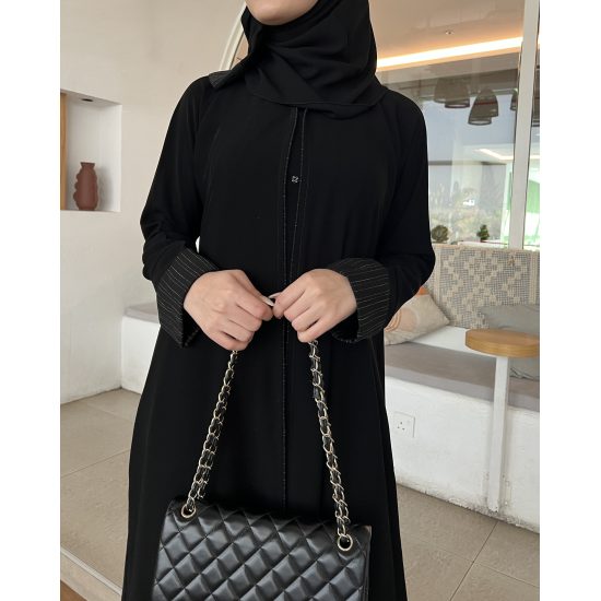 عباية  00613 عملية ورسمية بخامة كريب ملكي سواد فاحم