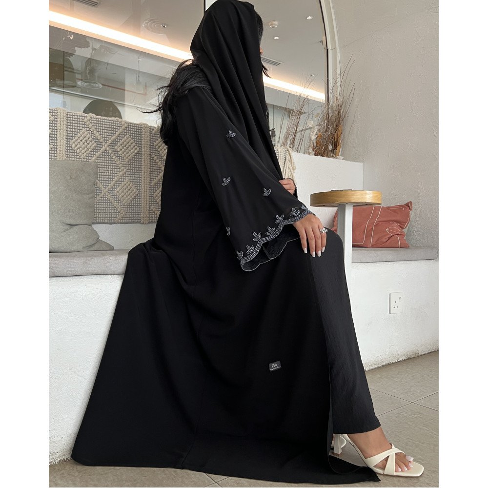 عباية  00617 أنيقة مع شك وتطريز يدوي بالخرز الرمادي على الأكمام والطرحة