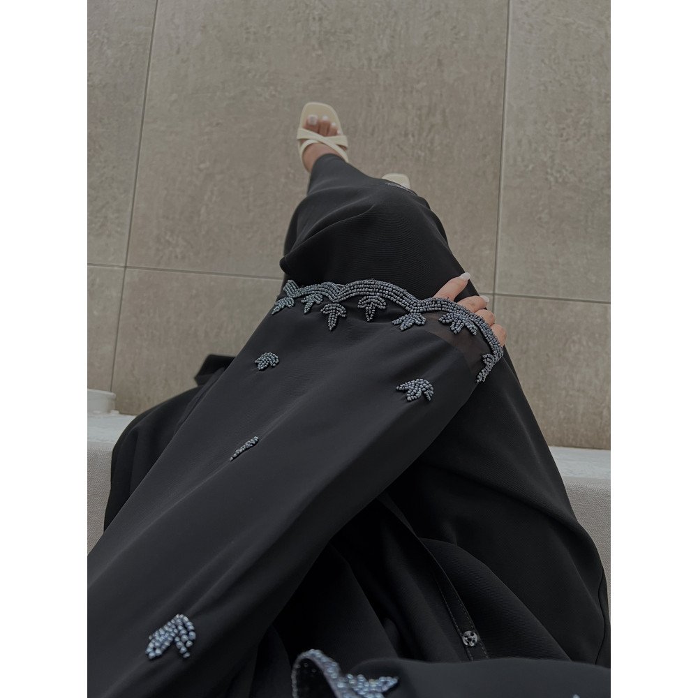 عباية  00617 أنيقة مع شك وتطريز يدوي بالخرز الرمادي على الأكمام والطرحة