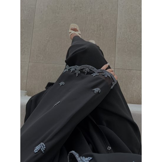 عباية  00617 أنيقة مع شك وتطريز يدوي بالخرز الرمادي على الأكمام والطرحة