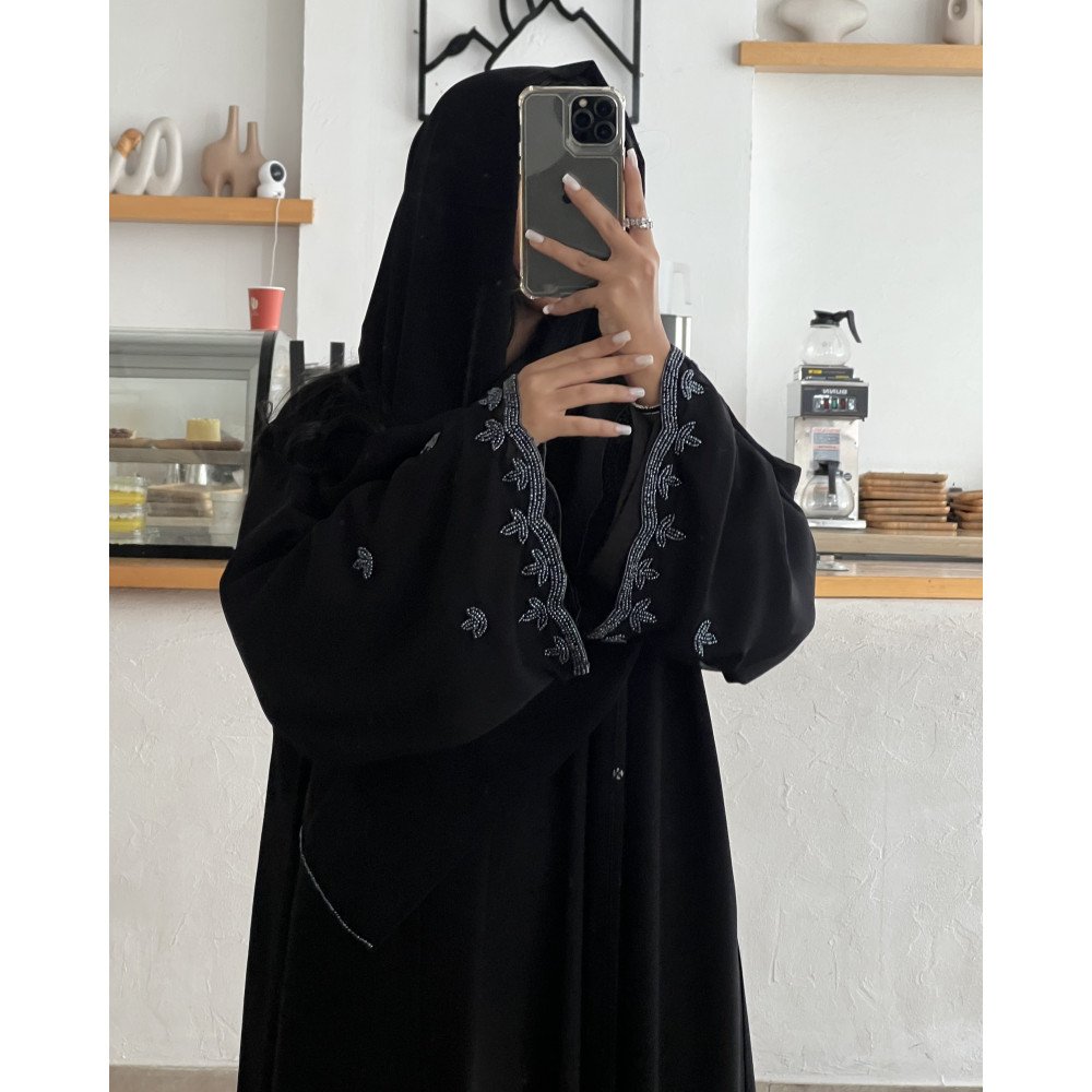 عباية  00617 أنيقة مع شك وتطريز يدوي بالخرز الرمادي على الأكمام والطرحة