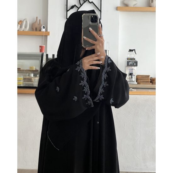 عباية  00617 أنيقة مع شك وتطريز يدوي بالخرز الرمادي على الأكمام والطرحة