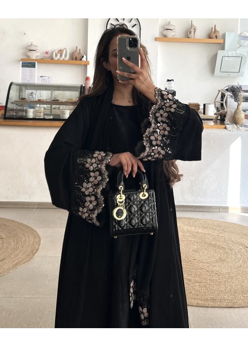 عباية 00621 أنيقة مع شك وتطريز يدوي على الأكمام والشيلة