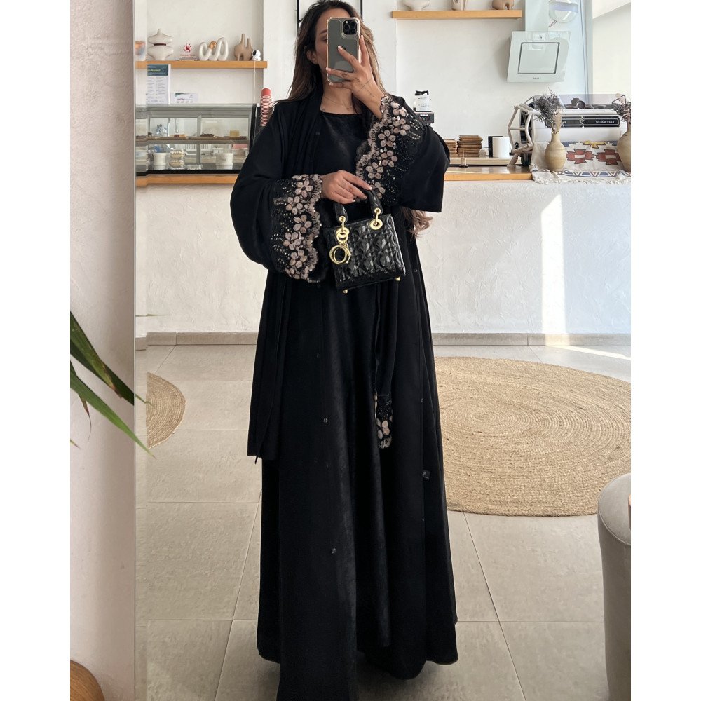 عباية 00621 أنيقة مع شك وتطريز يدوي على الأكمام والشيلة