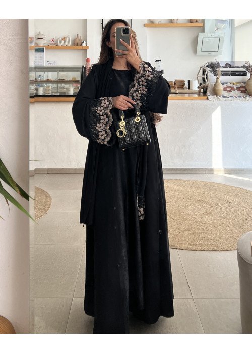 عباية 00621 أنيقة مع شك وتطريز يدوي على الأكمام والشيلة