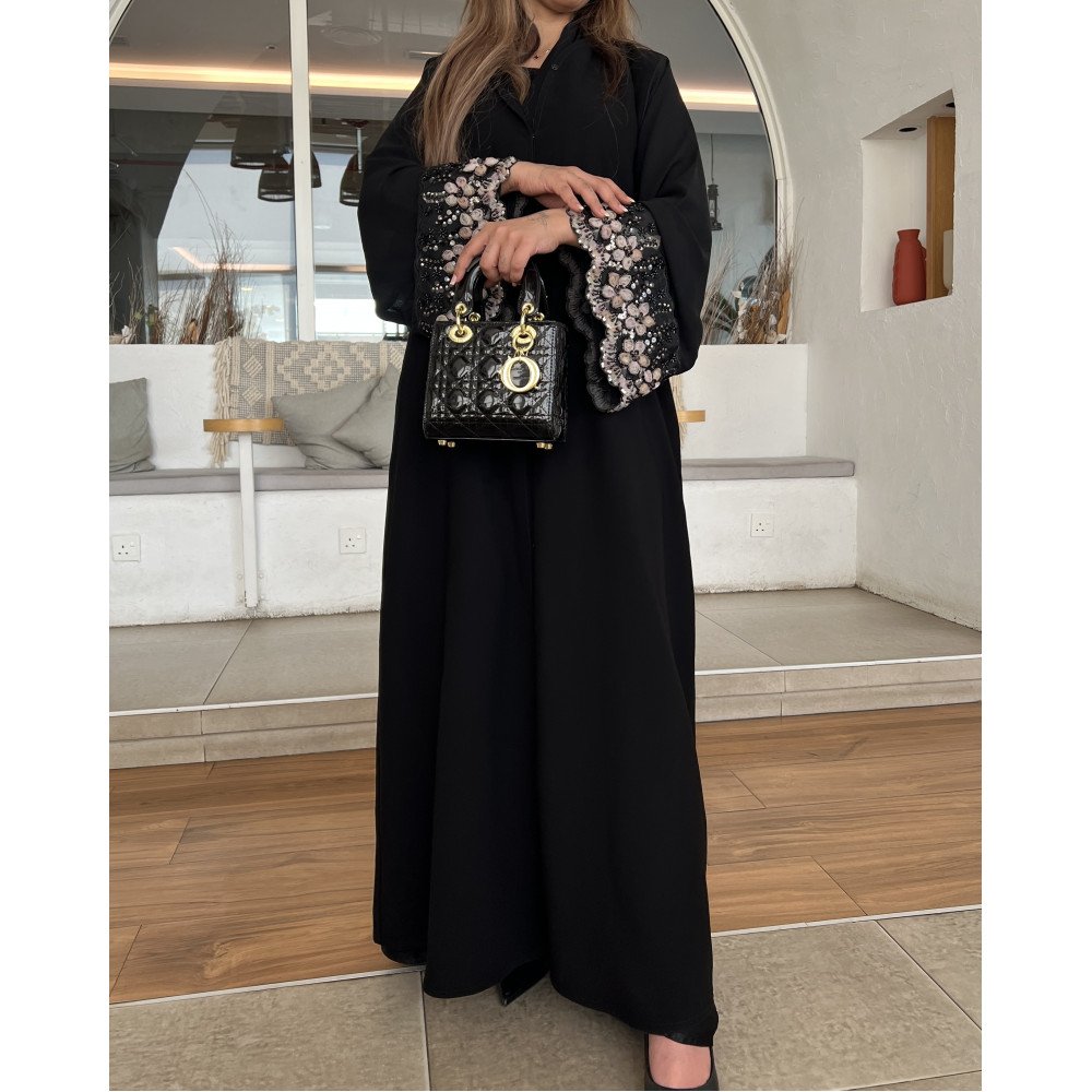 عباية 00621 أنيقة مع شك وتطريز يدوي على الأكمام والشيلة