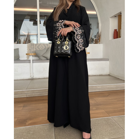 عباية 00621 أنيقة مع شك وتطريز يدوي على الأكمام والشيلة
