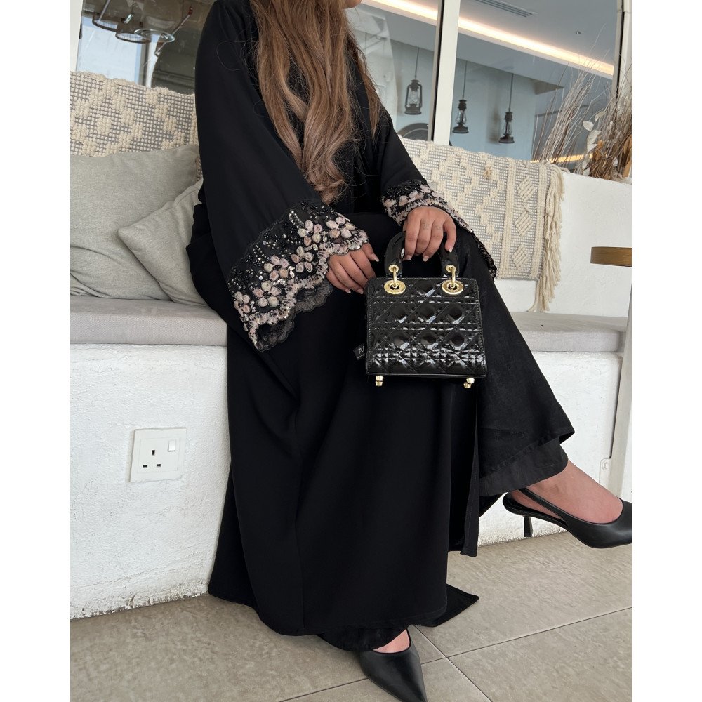 عباية 00621 أنيقة مع شك وتطريز يدوي على الأكمام والشيلة