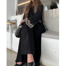 عباية 00621 أنيقة مع شك وتطريز يدوي على الأكمام والشيلة