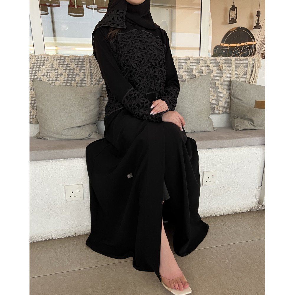 عباية 00623 أنيقة مع تدخيلة الجوبير بخامة كريب سواد فاحم