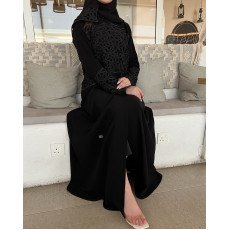 عباية 00623 أنيقة مع تدخيلة الجوبير بخامة كريب سواد فاحم
